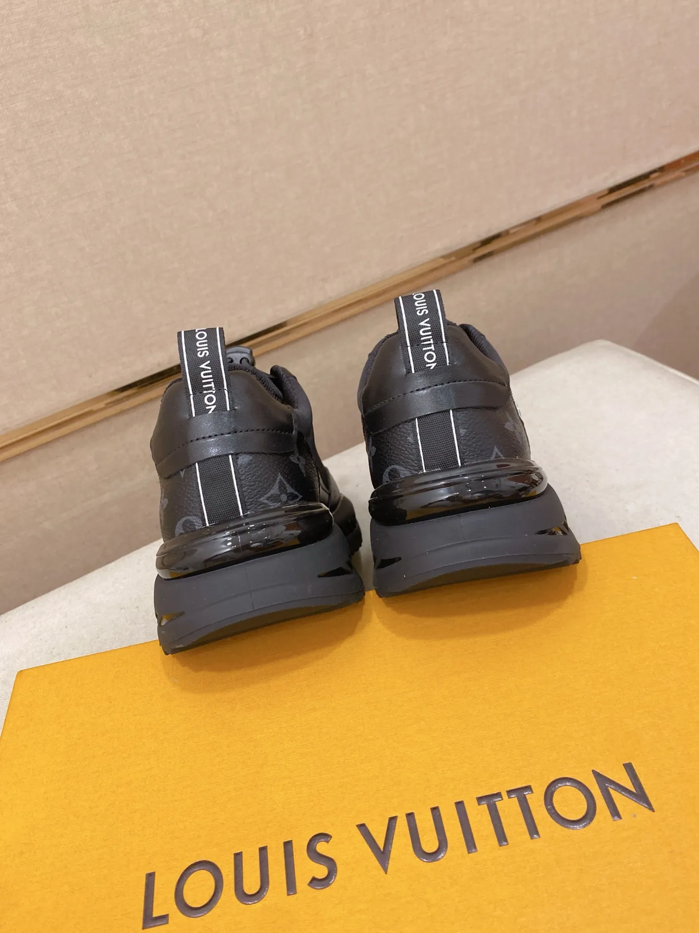 Factory price: 462💰🎉🎉LV~Louis Vuitton trendy men's shoes, new shipments, latest matching, the same style as the official website, super high quality, hot sales of the season [strong][strong][strong]Selected first-layer cowhide, comfortable cowhide lining, original last, comfortable on the feet, wear-resistant rubber outsole, size: 38-44.